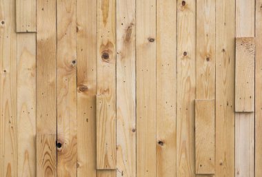 Duvar gibi dizilmiş ahşap tabaka