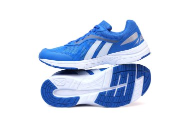 Koşu ayakkabıları mavi renkte beyazda izole edilmiş                                 