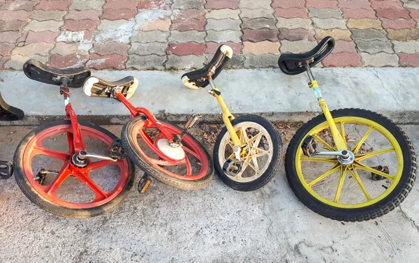 Одноколесные Велосипеды Одноколесные Велосипеды — стоковое фото