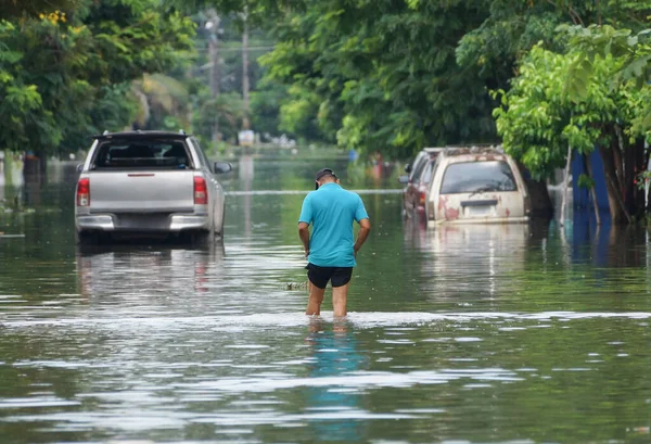 Hombre Caminando Camino Inundado —  Fotos de Stock