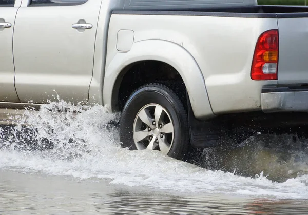 Vody Splashed Autem Běží Přes Zatopené Silnice Prudkém Dešti — Stock fotografie