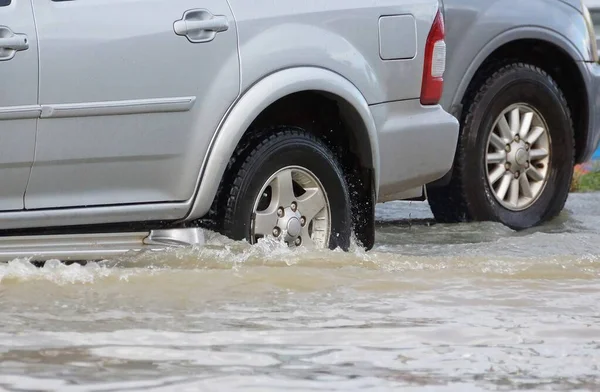 Agua Salpicada Por Coche Corriendo Través Una Carretera Inundada Después — Foto de Stock