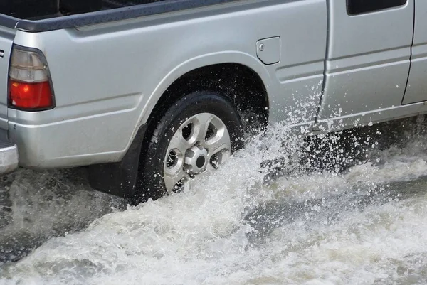 Água Salpicada Por Carro Que Atravessa Uma Estrada Inundada Após — Fotografia de Stock