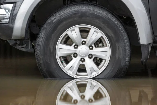 Roue Camion Sur Une Route Inondée Conduite État Humide Concept — Photo