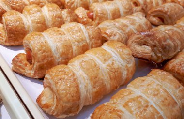 Taze pişmiş kruvasan sosisi.