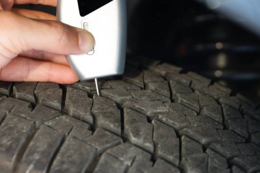 Dijital lastik izi derinliği ölçme aracı kullanarak eski lastik / yol güvenliği ve eski lastik konseptini kullanmanın riskleri
