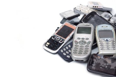 E-atık - Beyaz arkaplanda eski cep telefonları ve batarya izole edildi                           