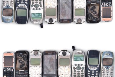 E-atık - Beyaz arkaplanda eski cep telefonları ve batarya izole edildi                                 