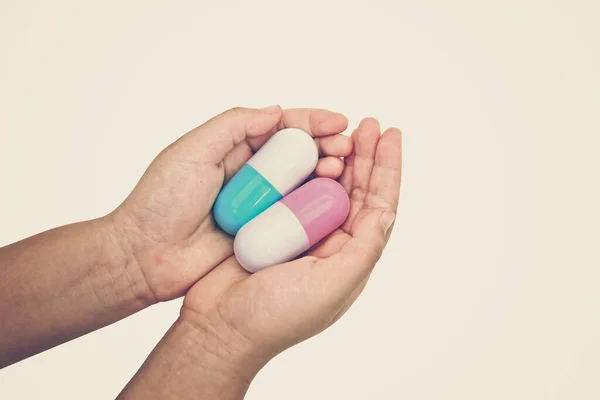 Mãos Criança Segurando Dois Medicamentos Cápsula Grande Isolado Fundo Branco — Fotografia de Stock