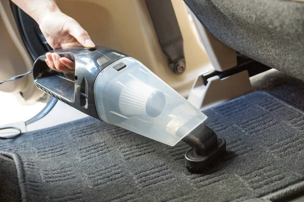 Membersihkan Mobil Menggunakan Vacuum Cleaner — Stok Foto