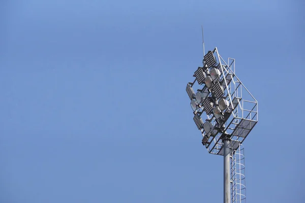 Sebuah Lampu Sorot Stadion Dengan Latar Belakang Langit Biru — Stok Foto
