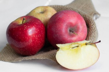 Çuval bezinde kırmızı elmalar elmanın yarısı kadar.