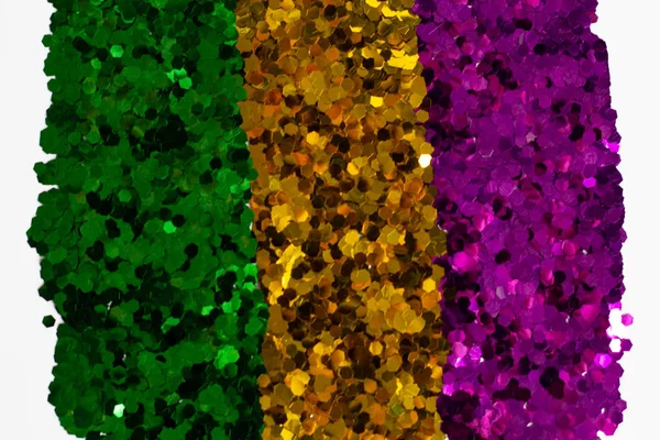 绿色、金色和紫色三种颜色。 传统的狂欢节。 Mardi Gras庆祝色彩背景纹理bokeh的闪光序列 — 图库照片