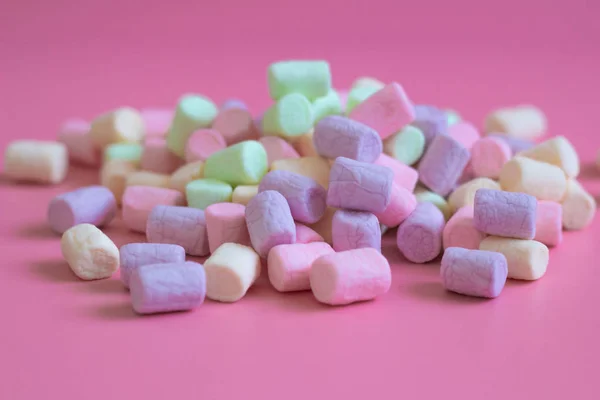 Malvaviscos de colores sobre fondo rosa, macro. Textura de malvaviscos esponjosos de cerca en colores pastel —  Fotos de Stock