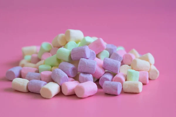 Marshmallows coloridos em fundo rosa, macro. Textura de marshmallows fofos close up em cores pastel — Fotografia de Stock