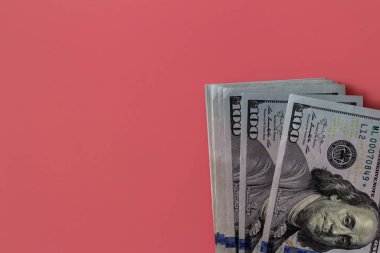 Pembe arka planda dolarların yakın plan çekimi. Yatırım kar geliri. Başarı konsepti. Finans yatırım konsepti. Düz tasarım elemanı. Dolar işareti. Yüz dolarlık banknot.. 