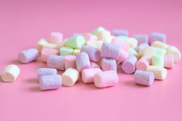 Malvaviscos de colores sobre fondo rosa, macro. Textura de malvaviscos esponjosos de cerca en colores pastel —  Fotos de Stock