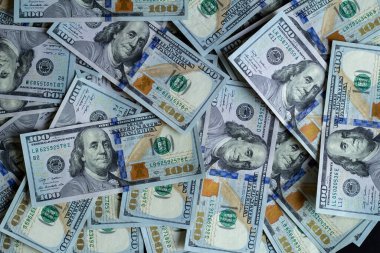 100 dolarlık banknotu olan bir sürü yüz dolar.