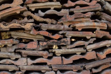 Eski hasarlı çatı kiremidi dokusu. Yeşil yosunlar kirli ve abartılı oynuyor