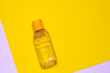 Sarı arka planda, pembe granüllü antiseptik.