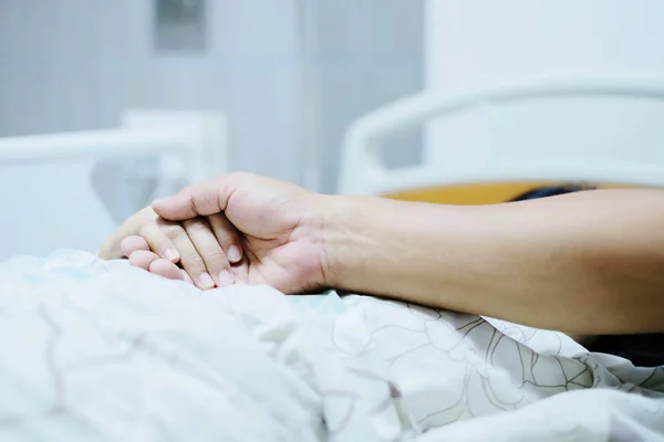 Close up focus on the Shake hands of a patient sick encourage en — ストック写真