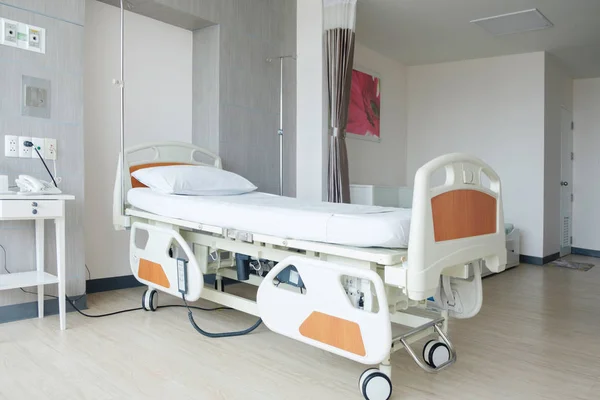 Kórházi szobában ággyal, és kényelmes, felszerelt orvosi — Stock Fotó