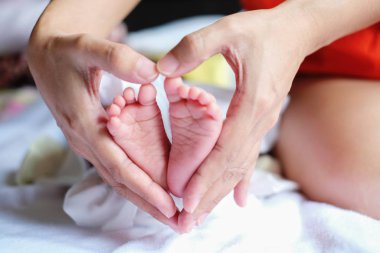 Anne ve baba yeni doğmuş bir bebeğin ellerinde.. 