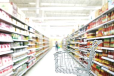 Süpermarket koridor boş alışveriş sepeti ile. 
