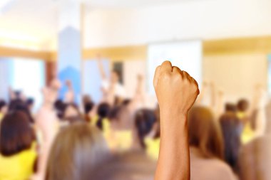 İş adamı trende konuşurken seyirciler ellerini kaldırsın.