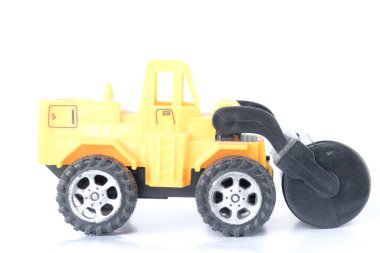 beyaz zemin üzerinde yol silindiri.