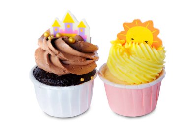 Beyaz arka planda izole edilmiş iki kek