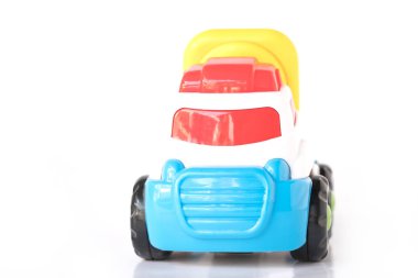 Çimento kamyonu oyuncak arabası beyaz arka planda izole edilmiş.