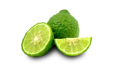 Bergamot meyvesi beyaz arka planda yarı yarıya izole edilmiş..