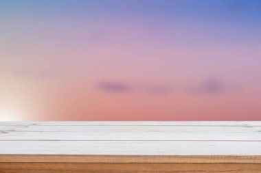 Bulanık doğa arka planında boş ahşap masa.