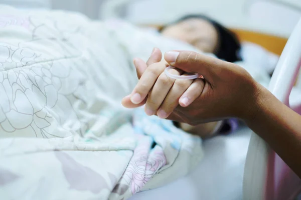 Close up focus on the Shake hands of a patient sick encourage en — ストック写真