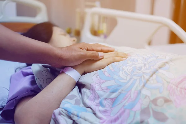 Close up focus on the Shake hands of a patient sick encourage en — ストック写真