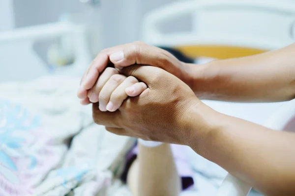 Close up focus on the Shake hands of a patient sick encourage en — ストック写真
