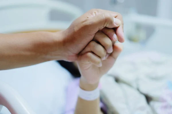 Close up focus on the Shake hands of a patient sick encourage en — ストック写真