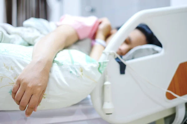 Пациентка-азиатка спит под одеялом на больничной койке у шлюх — стоковое фото