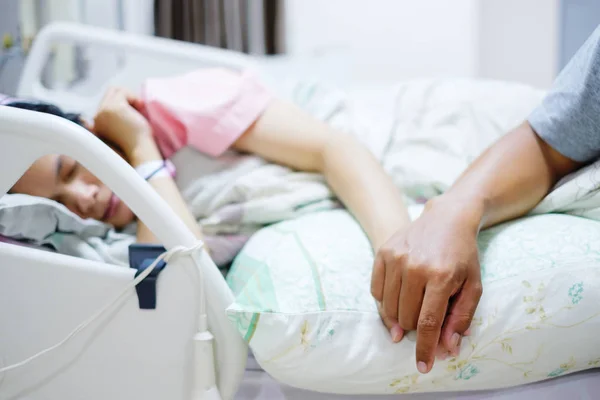 Hand of man hold hands with woman on the hospital bed. — ストック写真