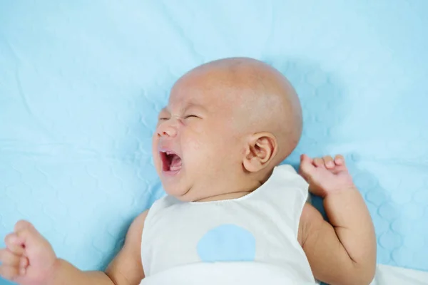 Menino recém-nascido chorando . — Fotografia de Stock