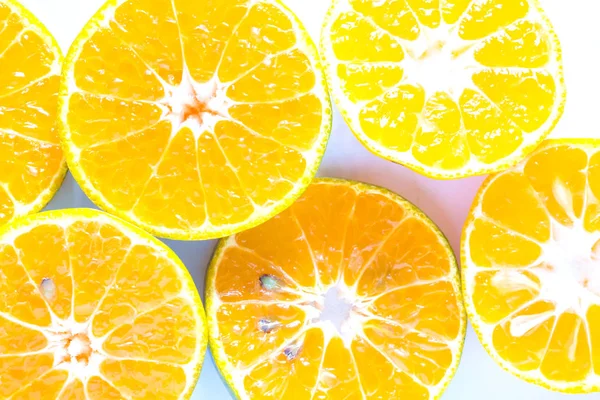 Přední pohled na čerstvé oranžové plátky izolované na bílém pozadí. — Stock fotografie