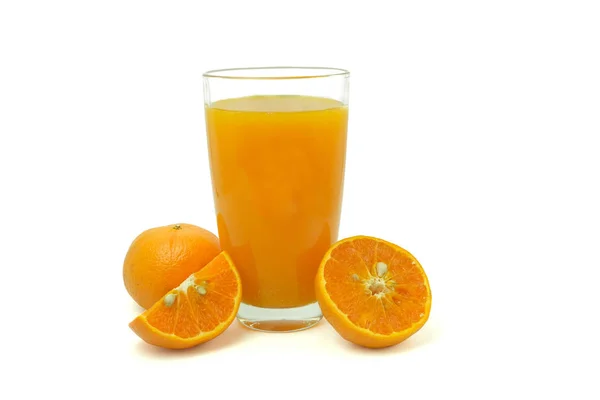 Glas Orangensaft und Scheiben von Orangenfrüchten isoliert auf whi — Stockfoto