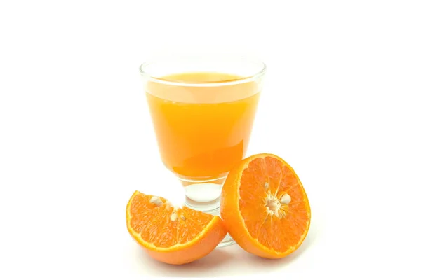 Copo de suco de laranja e fatias de frutas de laranja isoladas no whi — Fotografia de Stock
