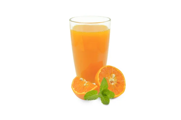 Bir bardak portakal suyu ve beyaz arkaplanlı nane şekeri. — Stok fotoğraf