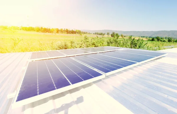 Panneaux Solarcells sur le toit à la ferme solaire — Photo