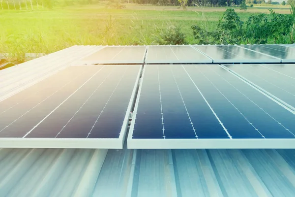 太阳能农场屋顶上的太阳能电池板 — 图库照片