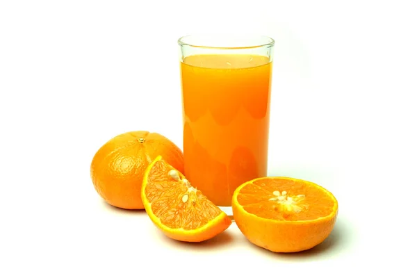 Glas Orangensaft mit Fruchtfleisch-Isolat auf weißem Hintergrund. — Stockfoto