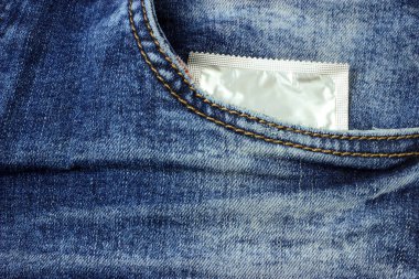 Kot pantolonun içinde prezervatif paketi. Hamileliği veya cinsel yolla bulaşan hastalık konseptini önle