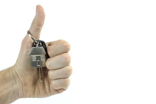 En man håller nycklarna till ett nytt hus i handen. Isolerad på vit bakgrund — Stockfoto